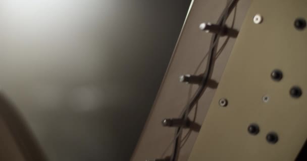 浅色灯光下调谐针现代竖琴和声曲线的Rack聚焦手持镜头 — 图库视频影像