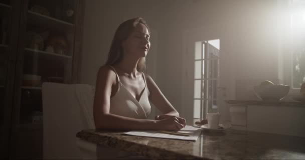Foto Nyata Dari Komposer Perempuan Yang Sedang Duduk Kemudian Mengambil — Stok Video
