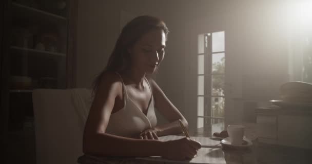 Echtzeit Handbild Einer Talentierten Autorin Die Mit Einer Tasse Heißen — Stockvideo