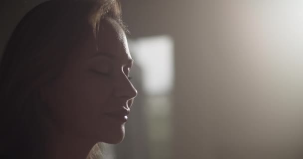 Zijaanzicht Kantelen Van Jonge Glimlachende Vrouwelijke Muzikant Verbeelden Melodie Met — Stockvideo