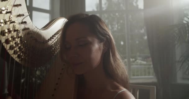 Przechyl Ręczne Ujęcie Utalentowanej Muzykantki Jasnymi Włosami Grającej Harfie Solo — Wideo stockowe