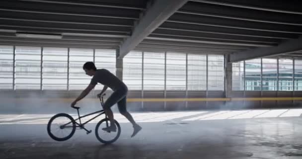 Pan Izquierda Tiro Seguimiento Ciclista Realizando Truco Extremo Bmx Con — Vídeo de stock
