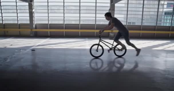 Pan Izquierda Tiro Seguimiento Ciclista Realizando Truco Extremo Bmx Con — Vídeos de Stock