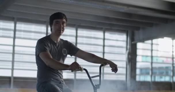 Valós Idejű Kézi Lövés Fiatal Férfi Kerékpáros Kezét Kormányra Miközben — Stock videók