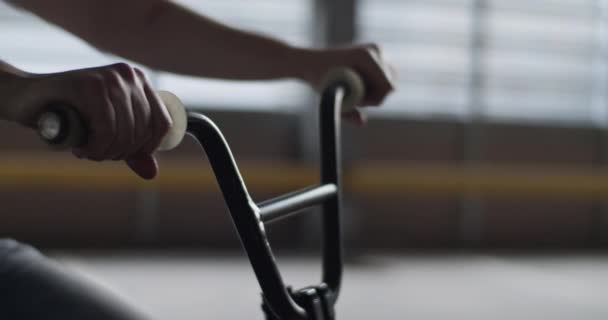 Tiro Mão Tempo Real Cultura Desportista Anônimo Sentado Bicicleta Com — Vídeo de Stock