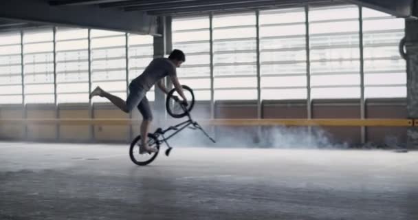 Realtids Handhållen Bild Ung Sportig Kille Rider Bakhjulet Inverterad Bmx — Stockvideo