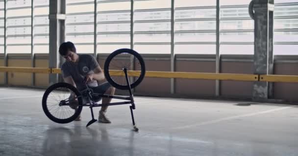 Gambar Nyata Dari Pengendara Sepeda Laki Laki Profesional Yang Berdiri — Stok Video