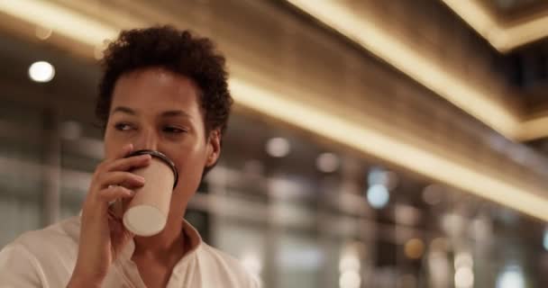 Realtid Handhållen Bild Vuxna Afroamerikanska Kvinnliga Entreprenör Bär Vit Skjorta — Stockvideo