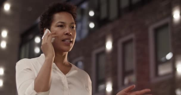 Realtid Handhållen Bild Afroamerikansk Kvinnlig Manager Som Har Samtal Telefonsamtal — Stockvideo