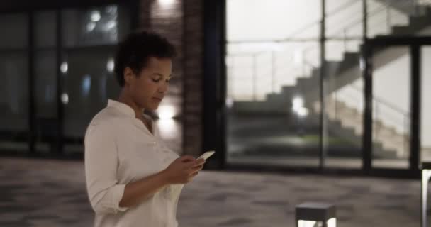 Echtzeit Tracking Aufnahme Einer Erwachsenen Afroamerikanischen Managerin Weißem Hemd Die — Stockvideo