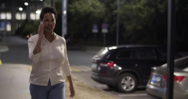 Spårning Skott Vuxna Svarta Kvinnliga Entreprenör Smarta Casual Wear Promenader — Stockvideo