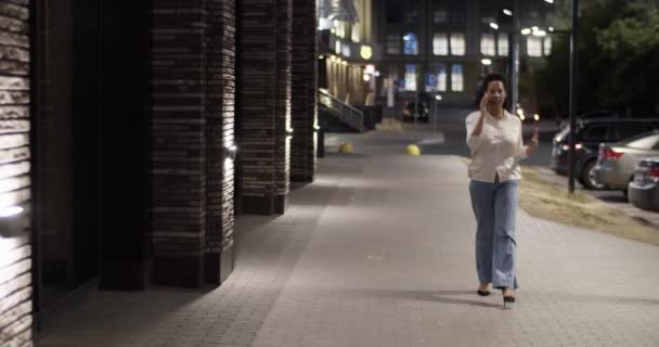 Sledování Záběr Celé Tělo Dospělé Černošky Podnikatelky Chytré Ležérní Oblečení — Stock video