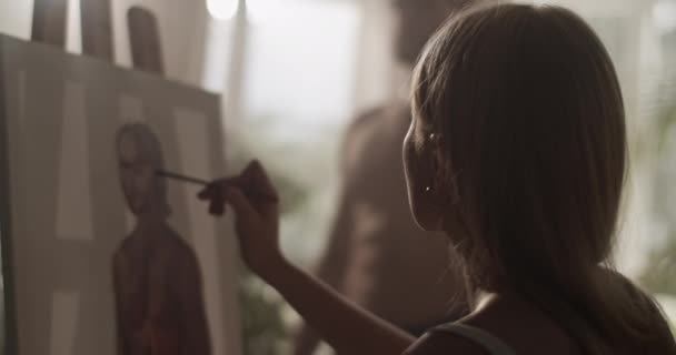 Rack Focus Toma Mano Joven Pintora Pintando Ojos Sobre Lienzo — Vídeo de stock