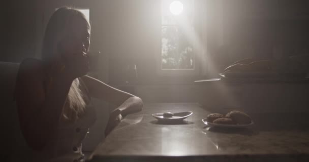 Gerçek Zamanlı Olarak Genç Bir Kadının Masada Tek Başına Oturup — Stok video