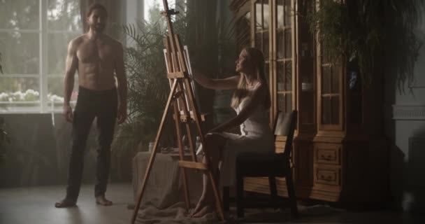 Stüdyoda Loş Işıkta Oturan Resim Çizen Genç Kadın Ressamın Kamerasıyla — Stok video
