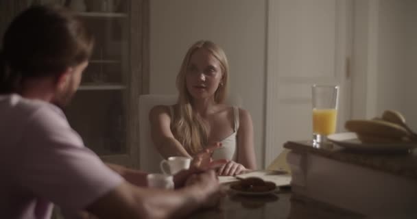 Měkké Zaostření Ruční Záběr Mladé Blond Vlasy Ženské Malířky Sedí — Stock video