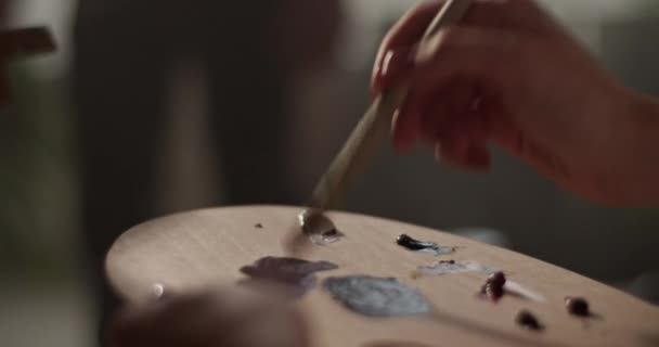 크리에이 워크샵에서 작품을 만드는 팔레트에 브러시와 흰색과 파스텔 페인트를 화가의 — 비디오