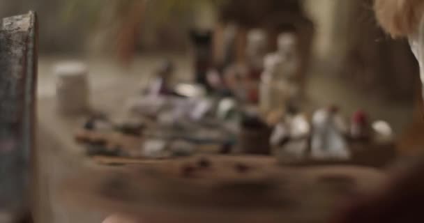 Sanat Atölyesinde Yağlı Boya Tüpleri Çözücü Şişeler Fırçalar Ile Masanın — Stok video