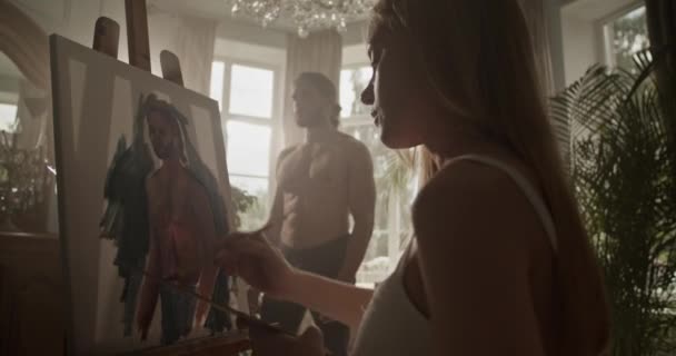 Düşük Açılı Kamerasıyla Çekilen Genç Kadın Ressamın Stüdyo Ortamında Erkek — Stok video
