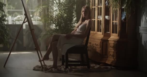 Full Body Handheld Shot Young Female Painter Wearing White Dress — Stock Video