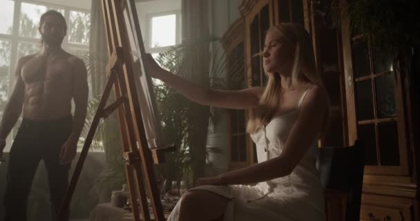 Handgehaltene Aufnahme Einer Jungen Fokussierten Malerin Die Auf Einem Stuhl — Stockvideo