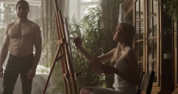 Handgehaltene Aufnahme Einer Jungen Langhaarigen Künstlerin Die Auf Einem Stuhl — Stockvideo