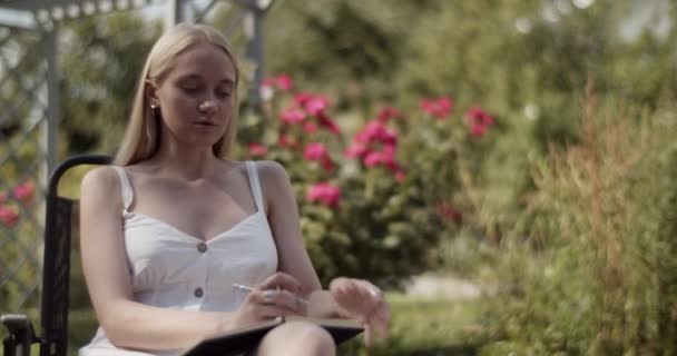 Gambar Nyata Dari Pelukis Wanita Profesional Muda Yang Mengenakan Gaun — Stok Video