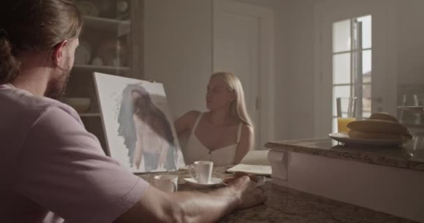Tempo Real Jovem Pintora Loira Cabeluda Sentada Mesa Mostrando Pintura — Vídeo de Stock