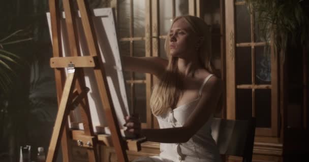Echtzeit Handbild Einer Jungen Fokussierten Blonden Malerin Die Auf Einem — Stockvideo