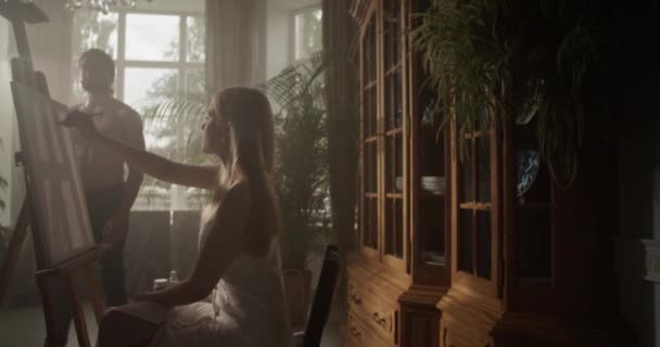 Handhållen Bild Ung Fokuserad Kvinnlig Målare Sitter Stol Studio Med — Stockvideo