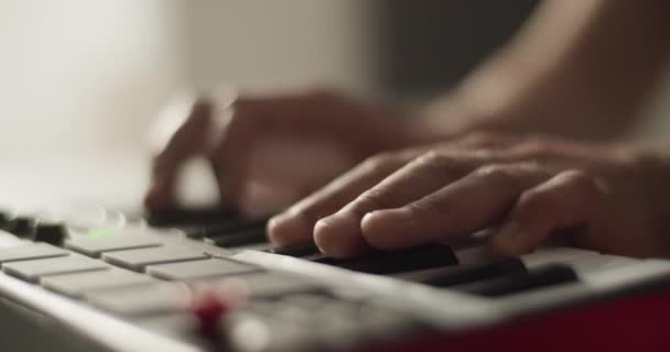 Captura Mão Close Artista Masculino Cortado Tocando Sintetizador Tocando Música — Vídeo de Stock
