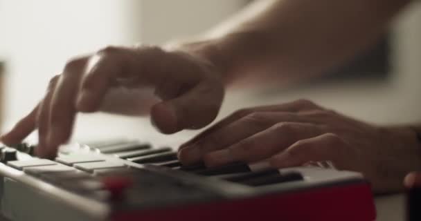 Nahaufnahme Eines Beschnittenen Männlichen Musikers Der Elektronische Musik Auf Einem — Stockvideo