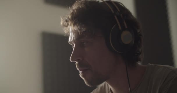 Seniman Milenial Dalam Headphone Meminum Kopi Dari Cangkir Takeaway Dan — Stok Video
