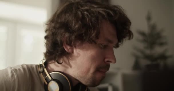 Toma Mano Guitarrista Milenario Con Auriculares Cabeza Sacudiendo Cuello Mientras — Vídeo de stock