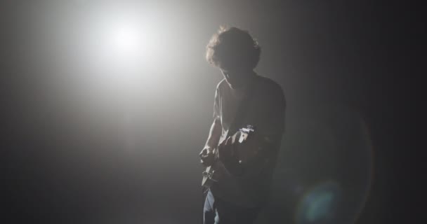 Sahne Işıkları Altında Dikilirken Gitarla Şarkı Söyleyen Rahat Bir Erkeğin — Stok video