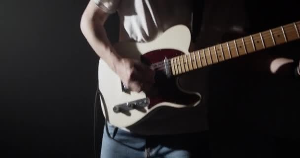 Rechts Von Ihm Spielt Ein Mann Gitarre Während Der Dunkelheit — Stockvideo