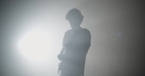 Gerçek Zamanlı Olarak Erkek Müzisyen Ustaca Duygusal Olarak Elektro Gitar — Stok video