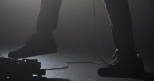 Портативный Снимок Анонимного Музыканта Штанах Кроссовках Стоящих Темной Студии Освещенной — стоковое видео