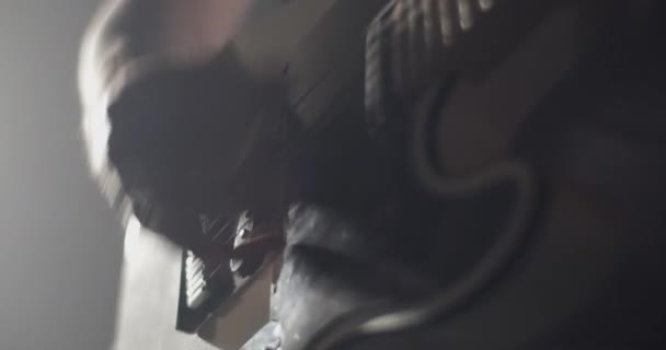 Sahne Işıkları Altında Sahnede Dikilirken Gitardan Notalar Alan Isimsiz Bir — Stok video