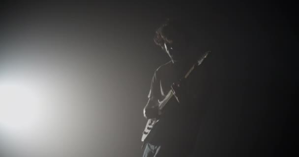 Echtzeit Aufnahme Eines Männlichen Gitarristen Der Leidenschaftlich Und Schnell Saiten — Stockvideo