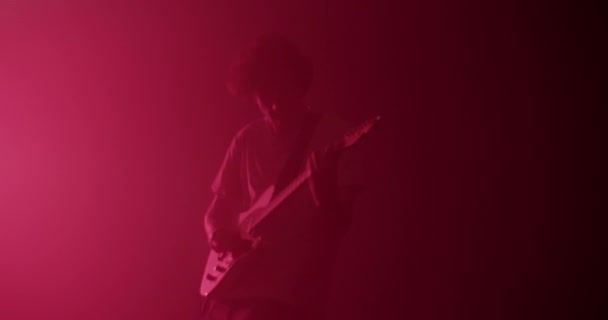 Karanlık Stüdyoda Pembe Neon Işıkla Hızlı Gitar Çalarken Hareketli Titreyen — Stok video