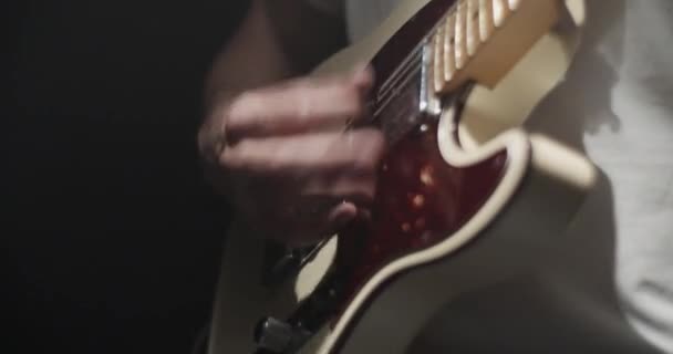 Tiro Mão Tempo Real Colheita Músico Masculino Anônimo Tocando Cordas — Vídeo de Stock