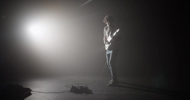 Helkroppshandhållen Bild Uttrycksfull Manlig Gitarrist Som Står Mörk Studio Och — Stockvideo
