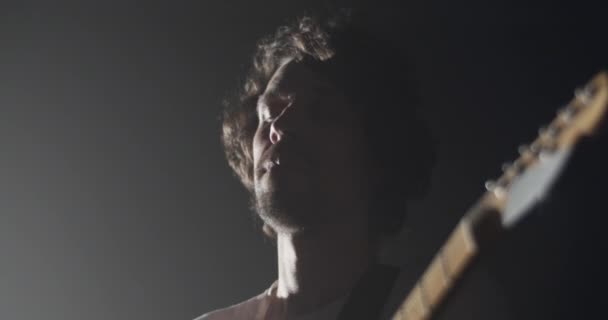 Milenyum Erkek Müzisyeninin Performansa Hazırlandığı Kamerasıyla Çekilmiş Çekimler Sonra Spot — Stok video