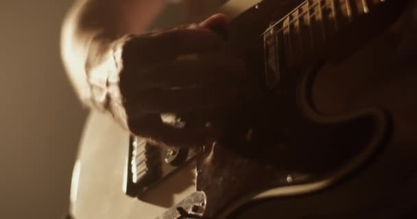 Hombre Adulto Tocando Música Guitarra Eléctrica Beige Mientras Agita Cabeza — Vídeo de stock