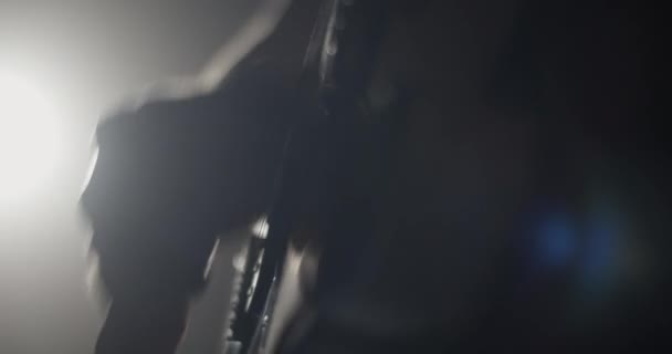 Gösteride Beyaz Işıkla Sahnede Duran Plectrum Kullanarak Elektro Gitar Çalan — Stok video