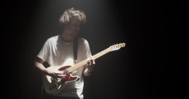 Milenyum Erkek Müzisyeninin Gündelik Tişörtleriyle Elektro Gitarla Rock Roll Çalarken — Stok video