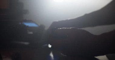 Parçaları ölçerken kalibre kullanan ve sonra 3D model oluşturan atölyede notlar alan isimsiz erkek üstadın gerçek zamanlı el kamerası.