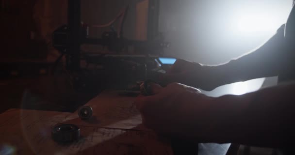 Tiro Mão Tempo Real Trabalhador Anônimo Colheita Usando Paquímetros Durante — Vídeo de Stock
