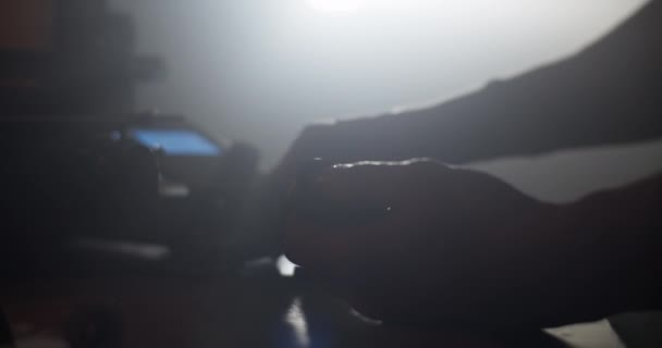 Портативный Снимок Анонимного Мужчины Мастера Режиме Реального Времени Использованием Калипера — стоковое видео